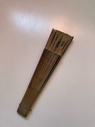 Abanico antiguo de madera decorado