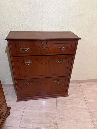 Zapatero de madera marrón