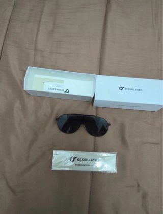 Occhiali da sole neri e grigi