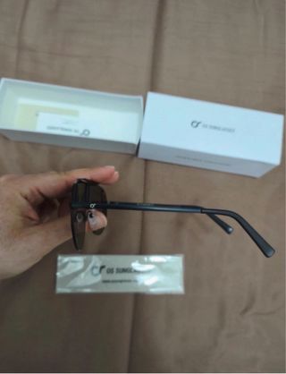 Occhiali da sole neri e grigi