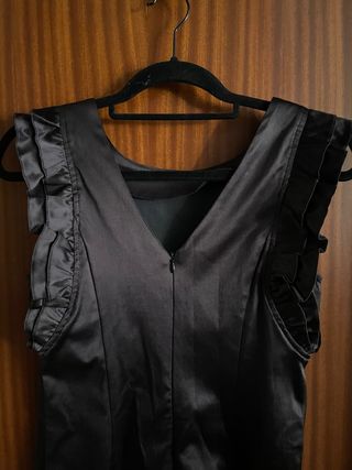 Vestido de fiesta negro con volantes