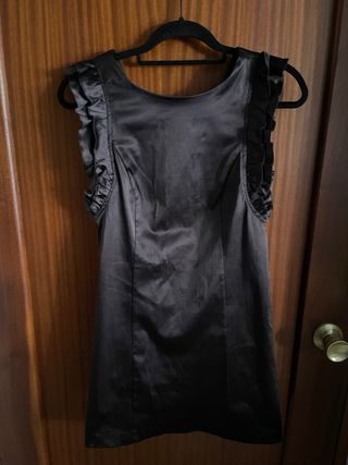 Vestido de fiesta negro con volantes