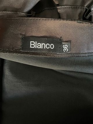 Vestido de fiesta negro con volantes