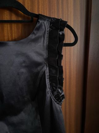 Vestido de fiesta negro con volantes