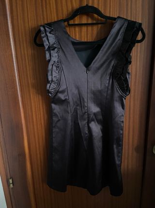Vestido de fiesta negro con volantes