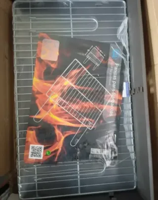 Barbacoa con ruedas y parrilla de hierro