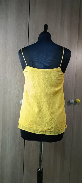 Blusa amarilla con tirantes