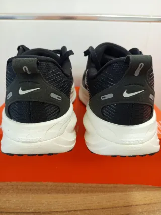 Nike Vomero 18 Negro/Blanco T44