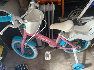 Bicicleta infantil rosa con ruedines