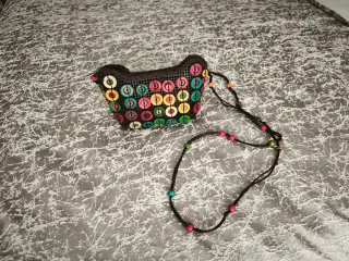 Bolso pequeño con abalorios