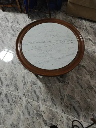 Mesa redonda de madera y mármol