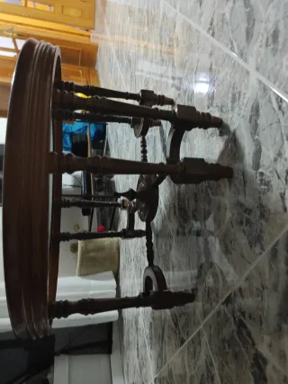 Mesa redonda de madera y mármol