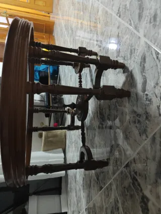 Mesa redonda de madera y mármol