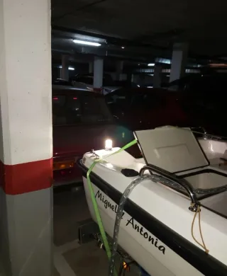 Barco con remolque y motor