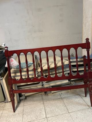 Cama de madera con somier y colchón