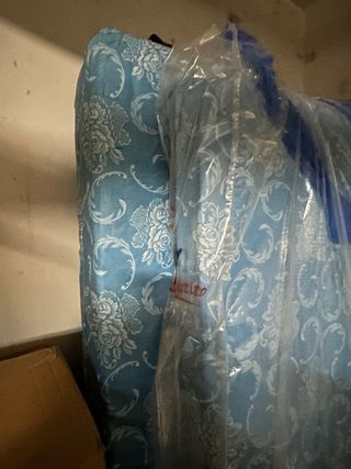 Cama de madera con somier y colchón