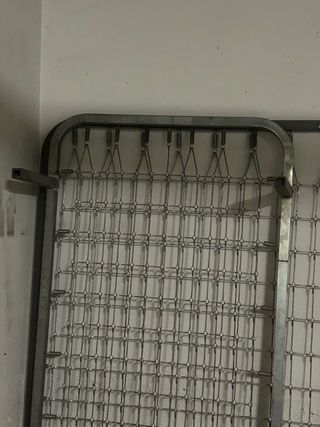 Cama de madera con somier y colchón