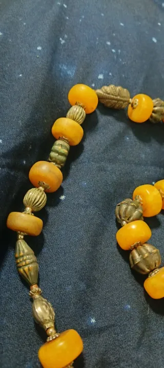 Collana in ambra dorata e gialla