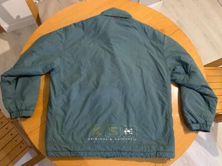 Chaqueta verde impermeable