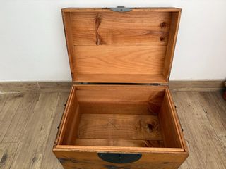Baúl de madera con cerradura y asas