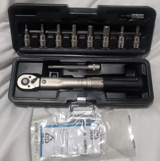 Llave dinamométrica con juego de puntas