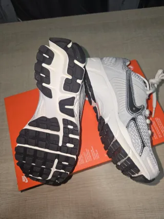 Zapatillas Nike Zoom Vomero 5 Mujer Gris/Plata