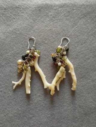 Pendientes largos de coral y piedras
