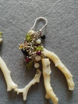 Pendientes largos de coral y piedras