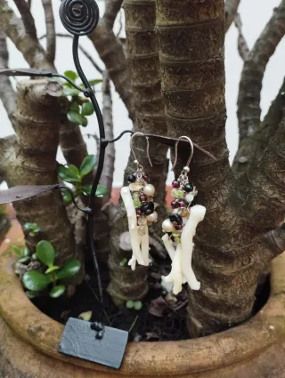 Pendientes largos de coral y piedras