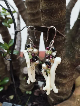 Pendientes largos de coral y piedras