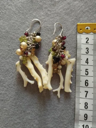 Pendientes largos de coral y piedras
