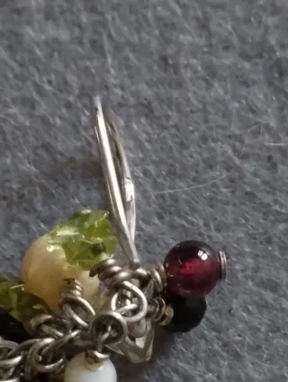 Pendientes largos de coral y piedras