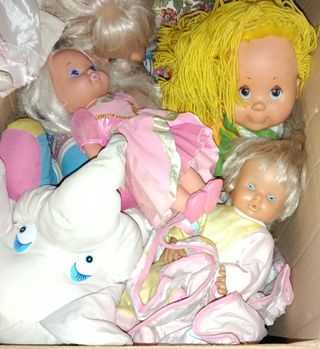 Muñecos y peluches variados