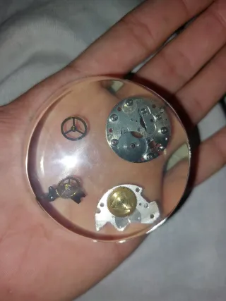 Movimiento de reloj ETA 2840 sumergido en resina