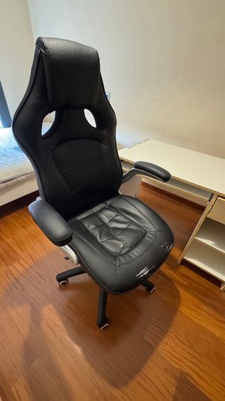 Mesa de ordenador y silla gaming