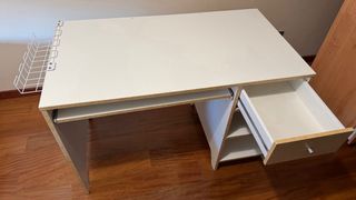 Mesa de ordenador y silla gaming