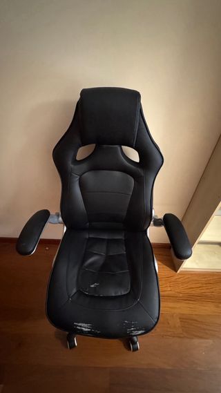 Mesa de ordenador y silla gaming