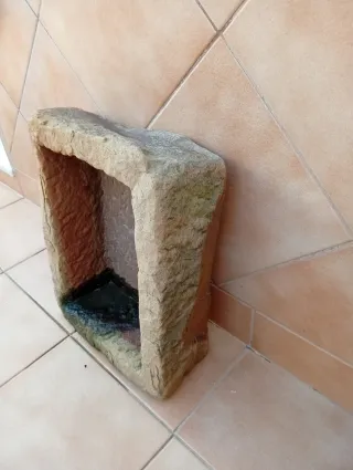 -Pila antigua de piedra