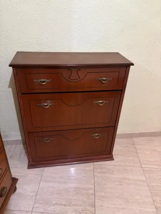 Zapatero de madera marrón