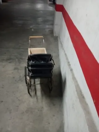 Coche de muñeca antiguo