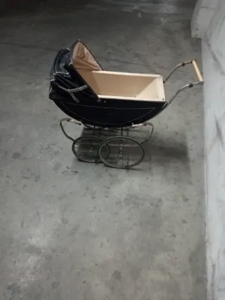 Coche de muñeca antiguo