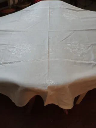 Mantel de hilo bordado con servilletas