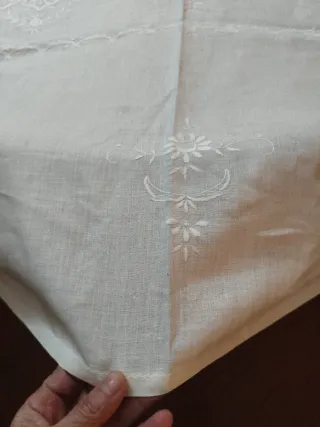 Mantel de hilo bordado con servilletas