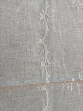 Mantel de hilo bordado con servilletas