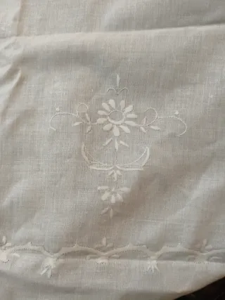 Mantel de hilo bordado con servilletas