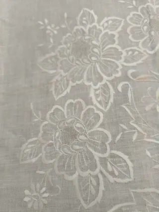 Mantel de hilo bordado con servilletas