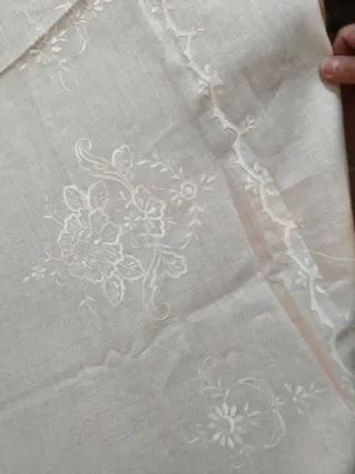 Mantel de hilo bordado con servilletas