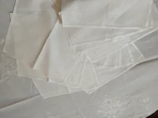 Mantel de hilo bordado con servilletas