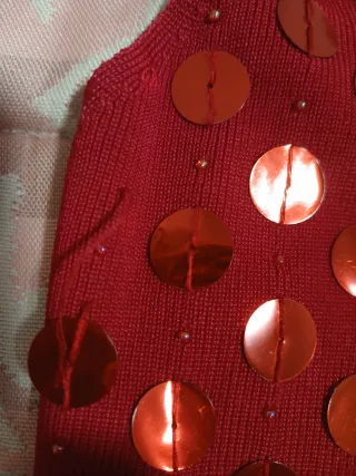 Blusa roja con lentejuelas