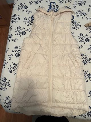 Chaleco largo beige con capucha